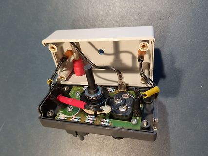 Geöffnetes Gehäuse mit Platine und Verkabelung