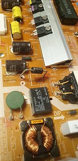 Nahaufnahme einer bestückten Leiterplatte mit elektronischen Bauteilen