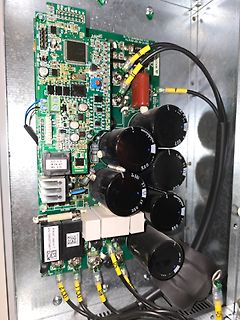Leiterplatte mit Elektrolytkondensatoren und Leistungselektronik