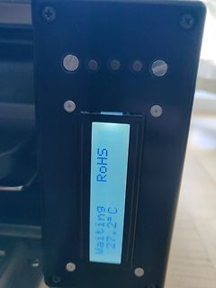 LCD-Display an einem schwarzen Gehäuse