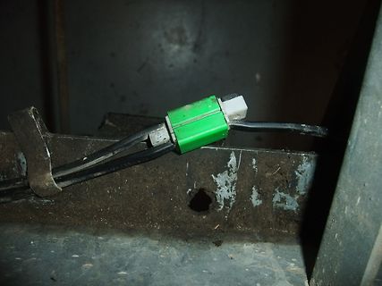 Grüner Kabelverbinder an schwarzen Kabeln