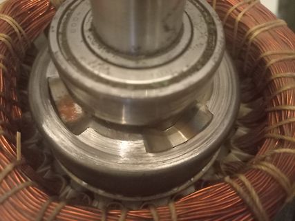 Detailaufnahme eines Elektromotors mit Kupferwicklungen und Lager