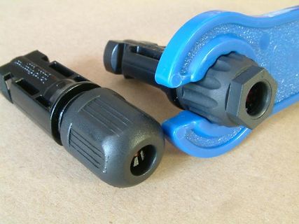 Zwei schwarze Steckverbinder mit blauer Klemme