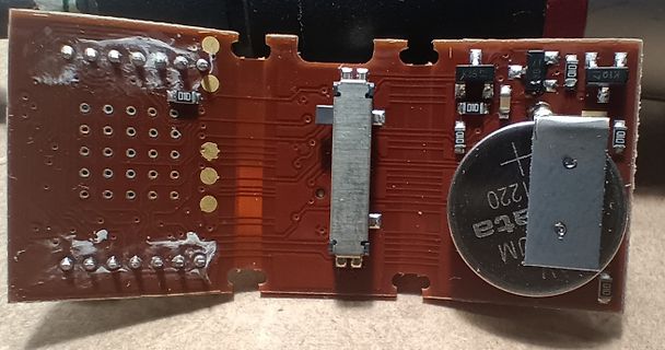 Foto einer Leiterplatte mit Batterie und Bauteilen