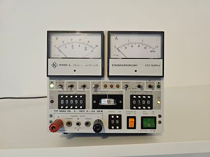 Labornetzteil mit Analoganzeigen