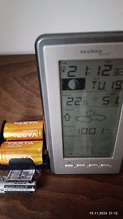 Digitaluhr und Varta Batterien auf Holztisch