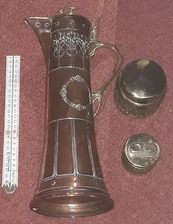 Silberner Krug und Gefäße mit Maßstab