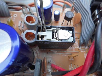 Nahaufnahme einer Leiterplatte mit Bauteilen und Pinheader