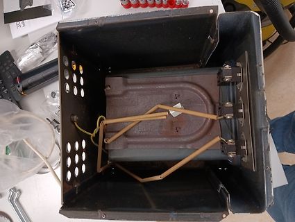 Innenansicht eines Metallgehäuses mit Transformator