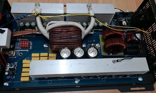 Innenansicht eines Schaltnetzteils mit Kühlkörpern und Spulen