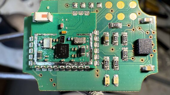 Nahaufnahme einer grünen Leiterplatte mit SMD-Bauteilen