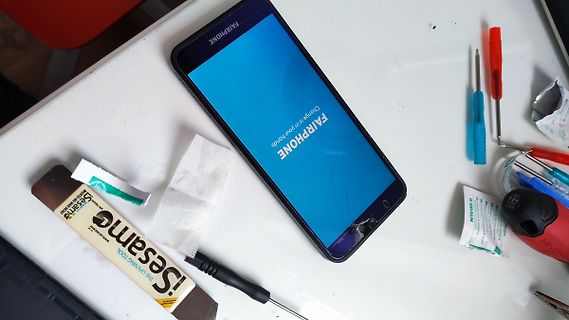 Werkzeug und Smartphone auf weißem Tisch