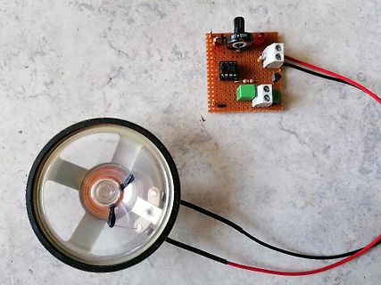 Leiterplatte mit Bauteilen und Scheinwerfer