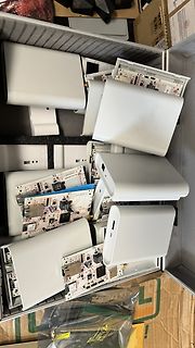 Zerlegte WLAN-Router in einem Karton