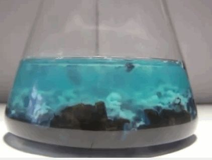 Erlenmeyerkolben mit blauer Flüssigkeit und dunklem Boden
