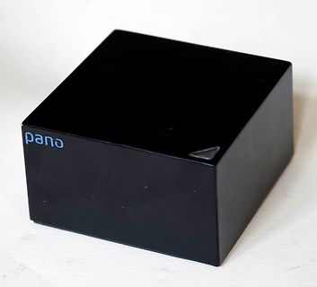 Schwarzer Würfel mit Aufschrift pano