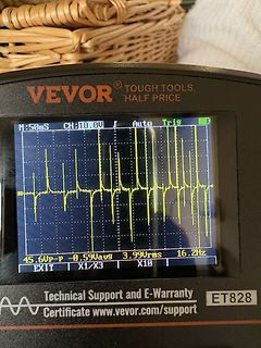 Abfotografiertes VEVOR Oszilloskop mit Signalverlauf