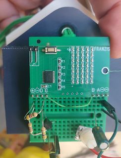 Leiterplatte mit Mikrocontroller und LEDs