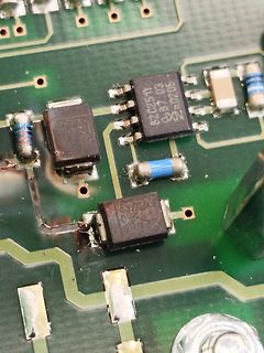 Nahaufnahme einer Leiterplatte mit elektronischen Bauteilen