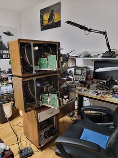 Zerlegte Röhrenfernseher in einer Werkstatt