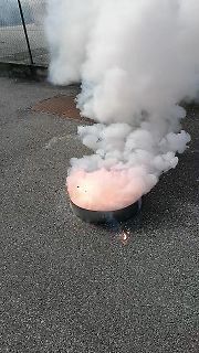 Rauch aus einem Gerät auf Asphalt