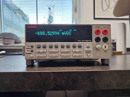 Keithley 2002 Multimeter auf Tisch