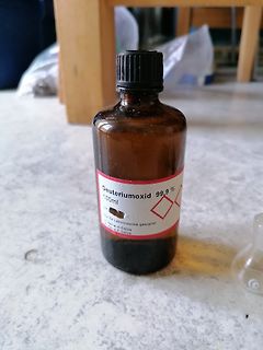 Braune Flasche mit Deuteriumoxid