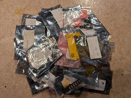 Haufen kleiner Elektronikbauteile in Plastikbeuteln