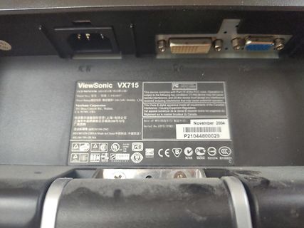 Rückseite eines ViewSonic VX715 Monitors mit Typenschild