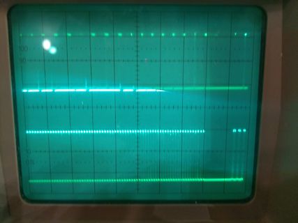 Abfotografierter Oszilloskop-Bildschirm mit Signalen
