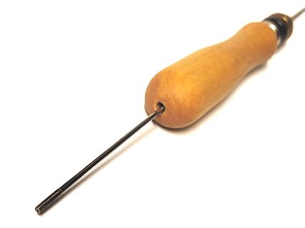 Werkzeug mit Holzgriff und Metallstift