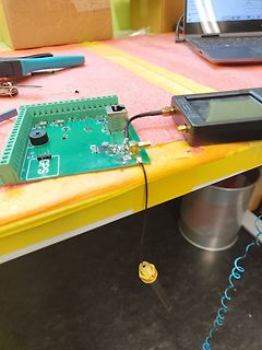 GPS-Leiterplatte mit Antennenanschluss und Messgerät