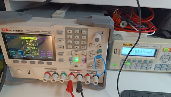 Programmierbares Netzteil und Digitalmultimeter auf Werkstatt-Tisch