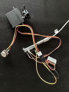 Elektronische Bauteile und Kabel auf dunklem Untergrund