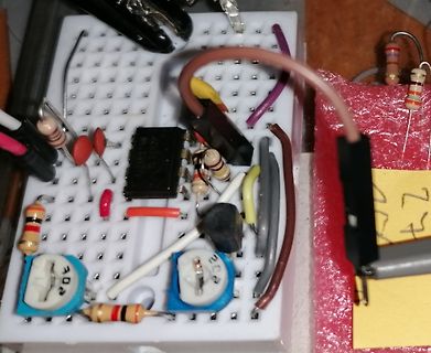 Aufbau auf einem Breadboard mit elektronischen Bauteilen