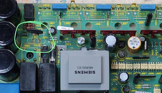 Nahaufnahme einer bestückten Leiterplatte mit Siemens-Bauteil