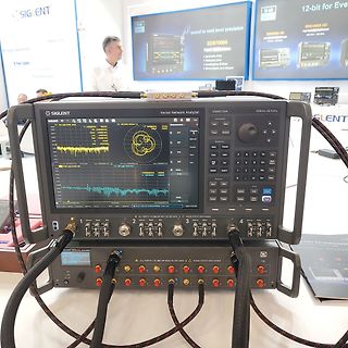 Siglent Vektor-Netzwerkanalysator auf Messplatz