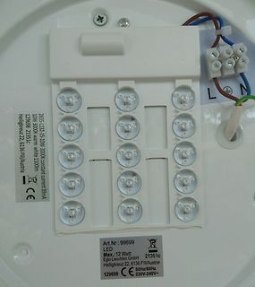 Rückseite einer LED-Leuchte mit Anschlüssen und Beschriftung