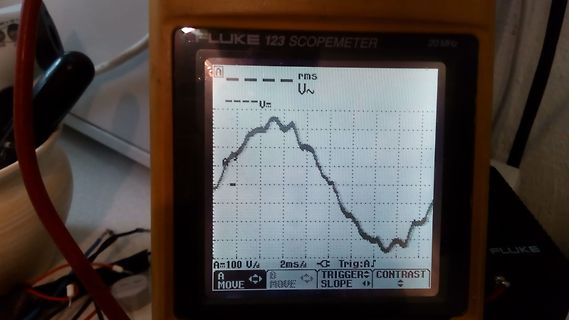 Display eines Fluke 123 Scopemeters mit Oszillogramm