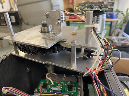 Mechanischer Aufbau mit Motor und Leiterplatte