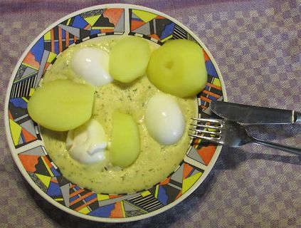 Essen auf einem gemusterten Teller mit Besteck