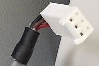 Weißer Stecker mit Kabeln