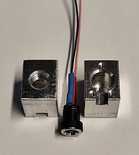 Zwei Metallblöcke mit Kabel und Stecker