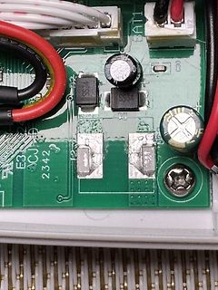 Nahaufnahme einer grünen Leiterplatte mit elektronischen Bauteilen