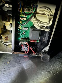 Innenansicht eines geöffneten elektronischen Geräts mit Leiterplatte
