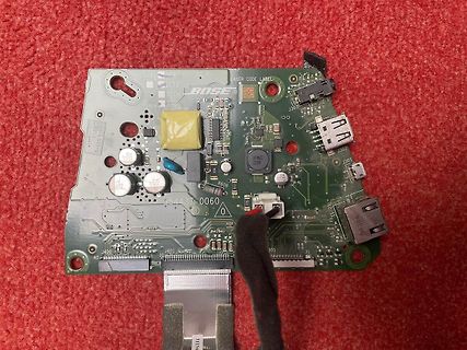 Foto einer Leiterplatte mit elektronischen Bauteilen