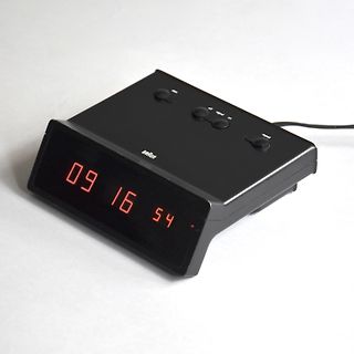 Braun Digitaluhr mit LED-Anzeige