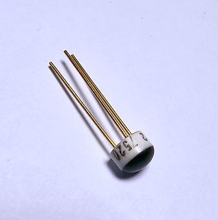 Elektronisches Bauteil mit drei Anschlüssen