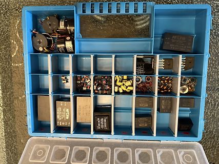 Sortimentsdose mit verschiedenen Elektronikkomponenten