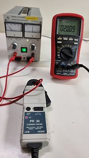 Messaufbau mit Netzteil, Multimeter und Stromzange
